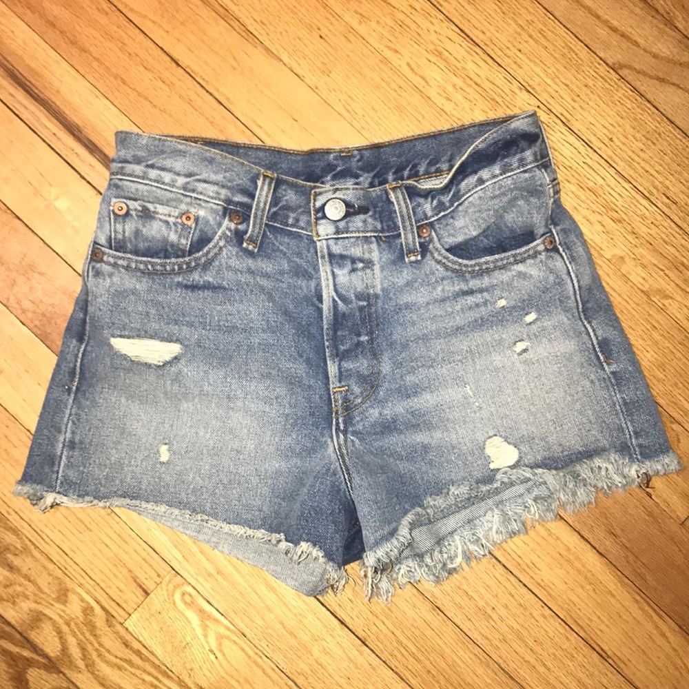 Never worn high waisted Levi shorts